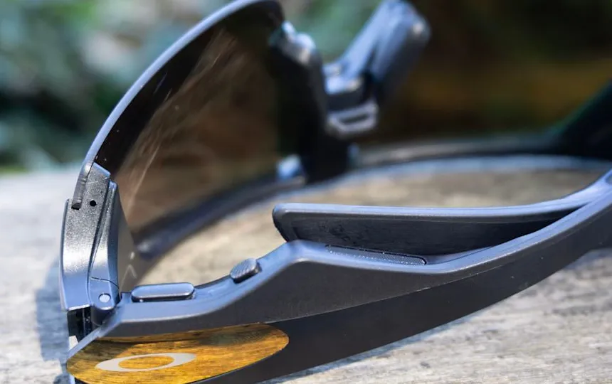 The capture button (left) and the action button (right) are both on the underside of the frames rather than on top.