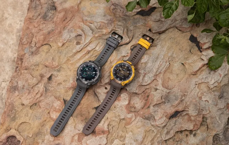 Tampilan close-up Garmin Instinct Crossover AMOLED menunjukkan jarum analog dan layar AMOLED