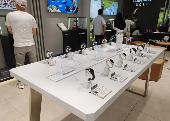 Simulator golf interaktif Garmin di store Senayan City