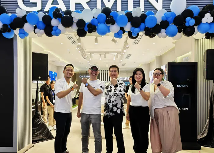 Interior modern Garmin Store Senayan City dengan berbagai produk display