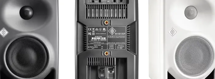 Interior Studio Blue Ubisoft Singapura dengan perangkat audio Neumann