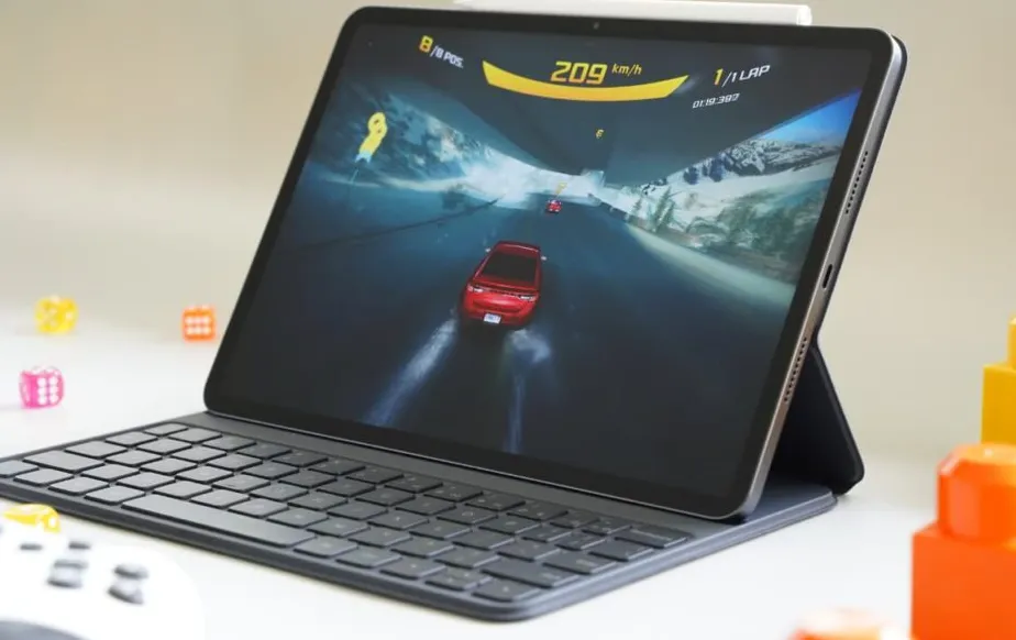 POCO Pad M1 dalam penggunaan sehari-hari dengan aksesori keyboard dan stylus