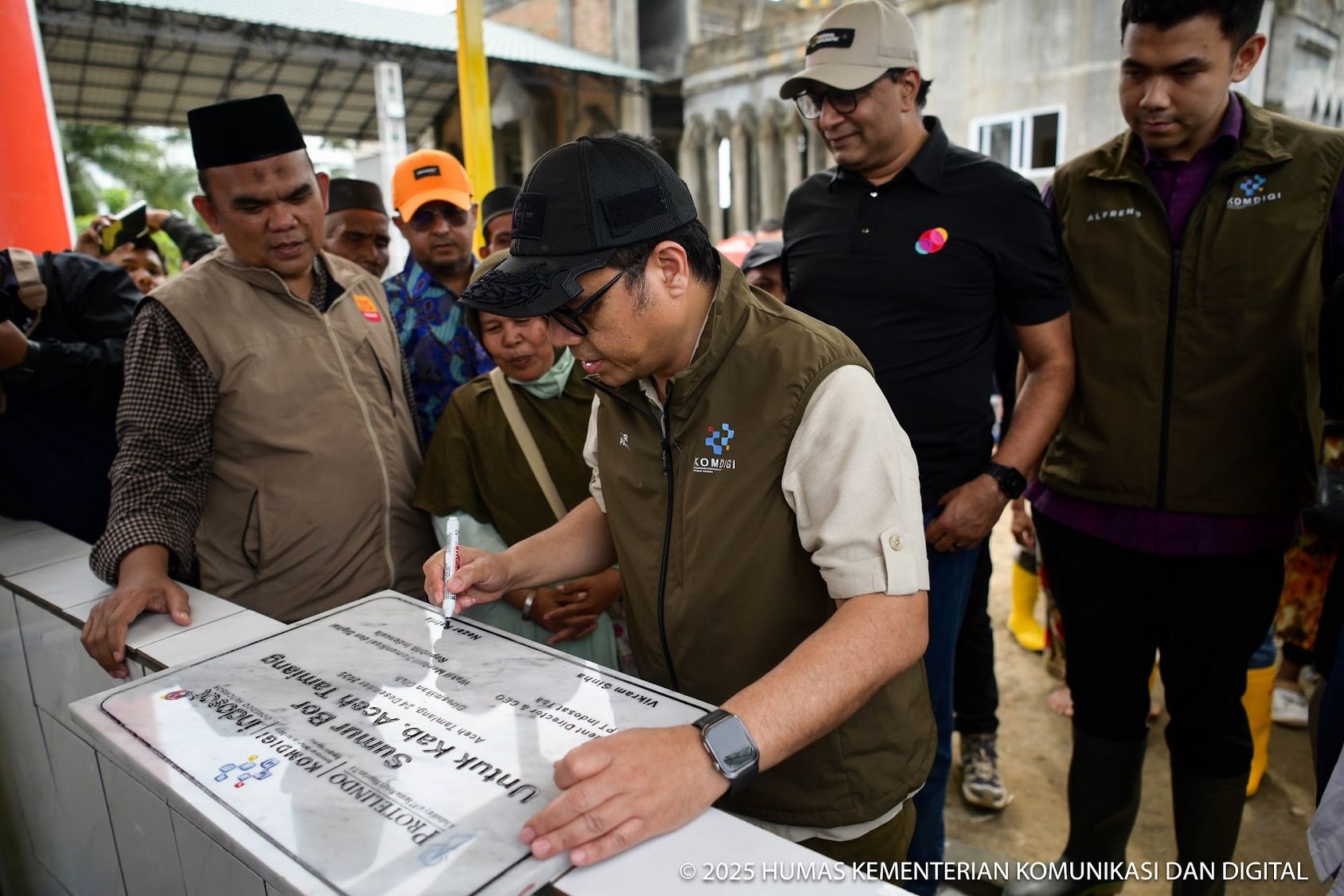 Kemkomdigi-Indosat Pulihkan Konektivitas dan Salurkan Bantuan Sosial di Aceh Tamiang