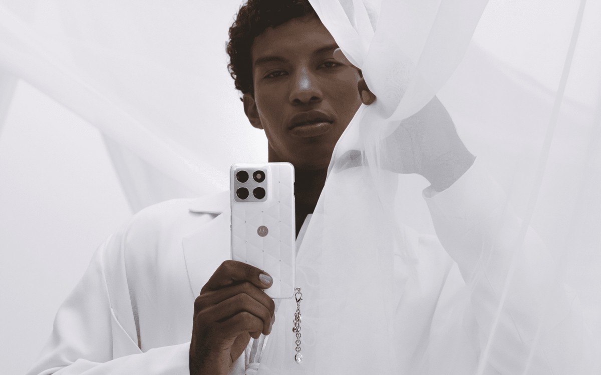 Motorola Edge 70 Edisi Khusus “Cloud Dancer” Punya Aksen Kristal Swarovski