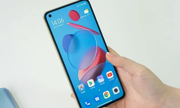 Ilustrasi HP Xiaomi dengan tampilan interface HyperOS