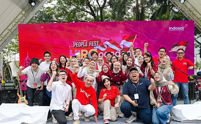 Ilustrasi lingkungan kerja modern dengan kolaborasi manusia dan teknologi AI di Indosat