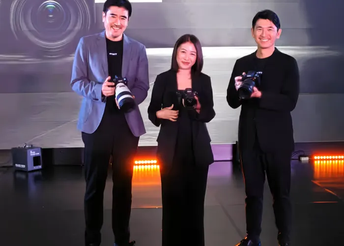 Ilustrasi penggunaan Sony A7 V untuk perekaman video handheld dengan stabilisasi aktif