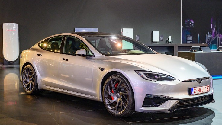 Tesla Berencana Hentikan Produksi Model S dan X