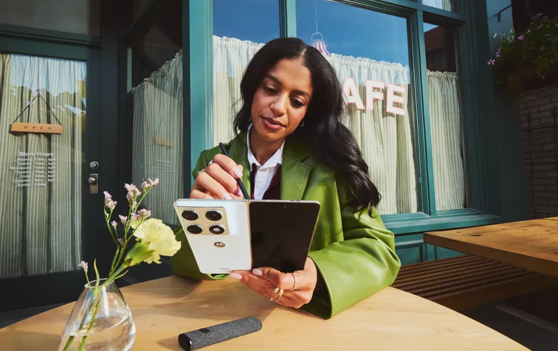 Motorola Razr Fold Meluncur di Lenovo Tech World 2026 dengan Inovasi AI