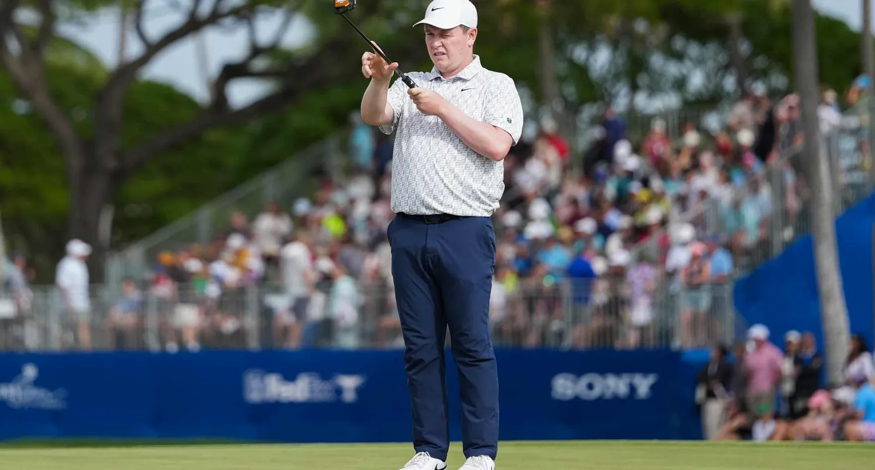 Robert MacIntyre holds putter during 2026 Sony Open in Hawaii.