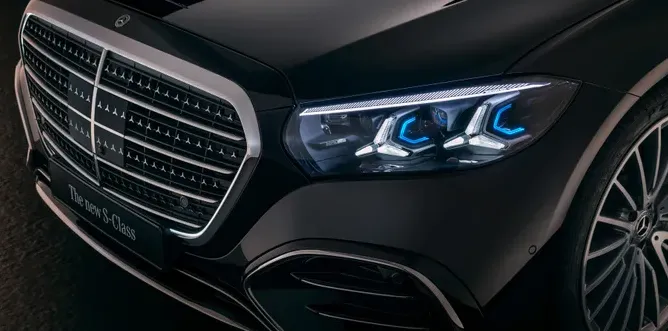 Tampilan depan Mercedes-Benz S-Class 2027 dengan gril baru