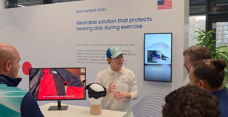 Suasana pameran Samsung Solve for Tomorrow di Milan menampilkan inovasi pemuda global