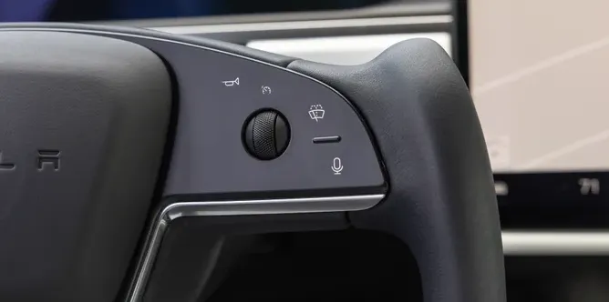 Interior Tesla Model S dengan setir yoke