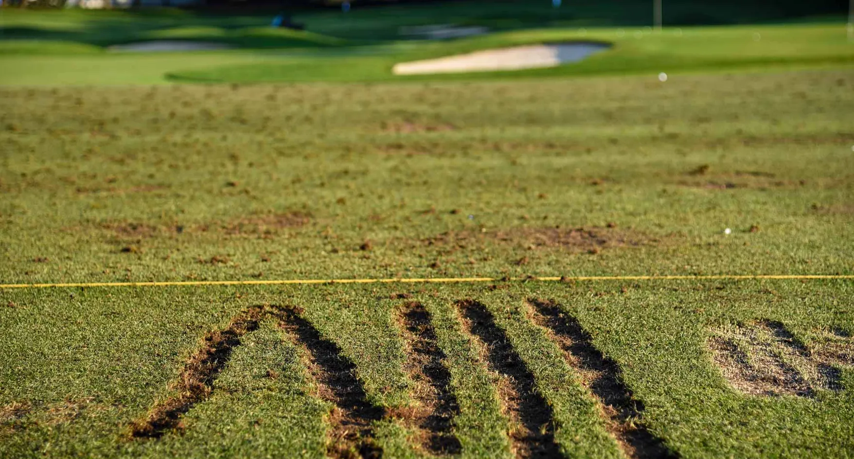 Pola divot di driving range, menunjukkan arah dan konsistensi path ayunan