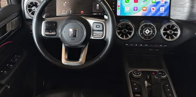 Tank 300 Hybrid sisi depan