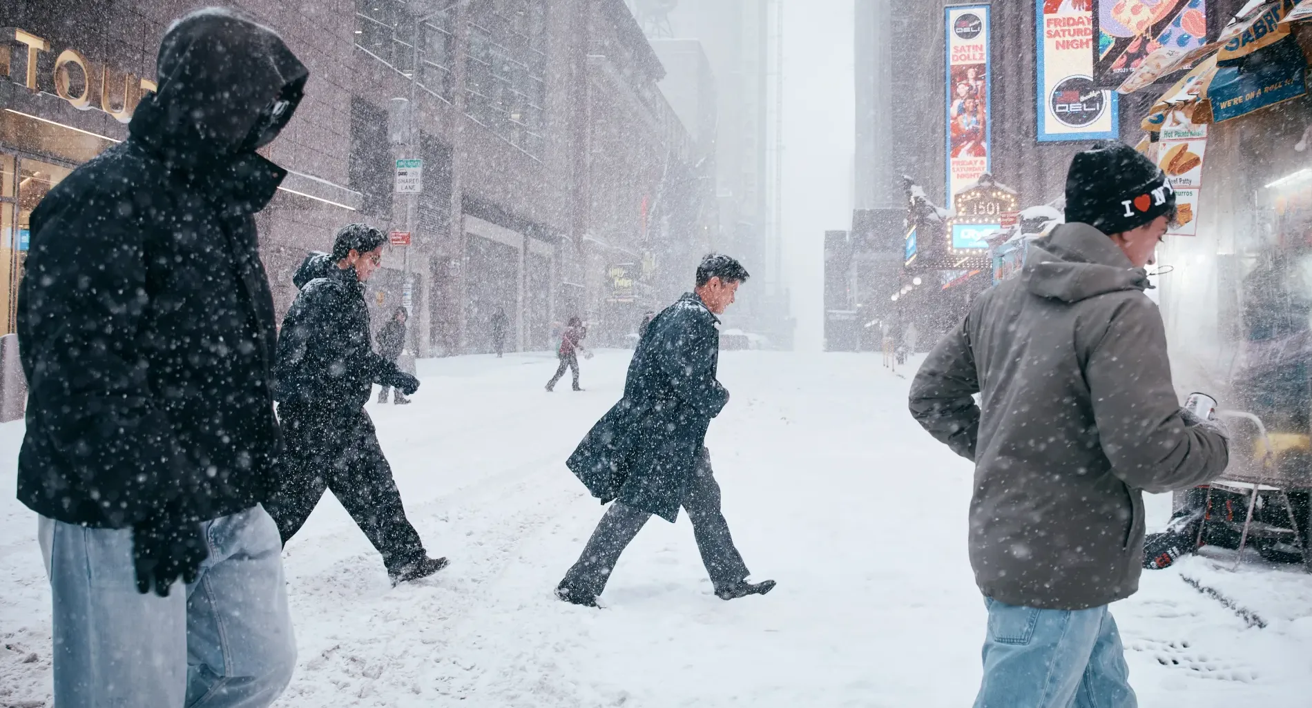 Broadway Batalkan Pertunjukan Malam Akibat Badai Salju di New York