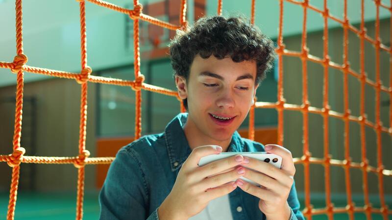 Cara Cerdas Dampingi Remaja Berselancar Aman di Internet