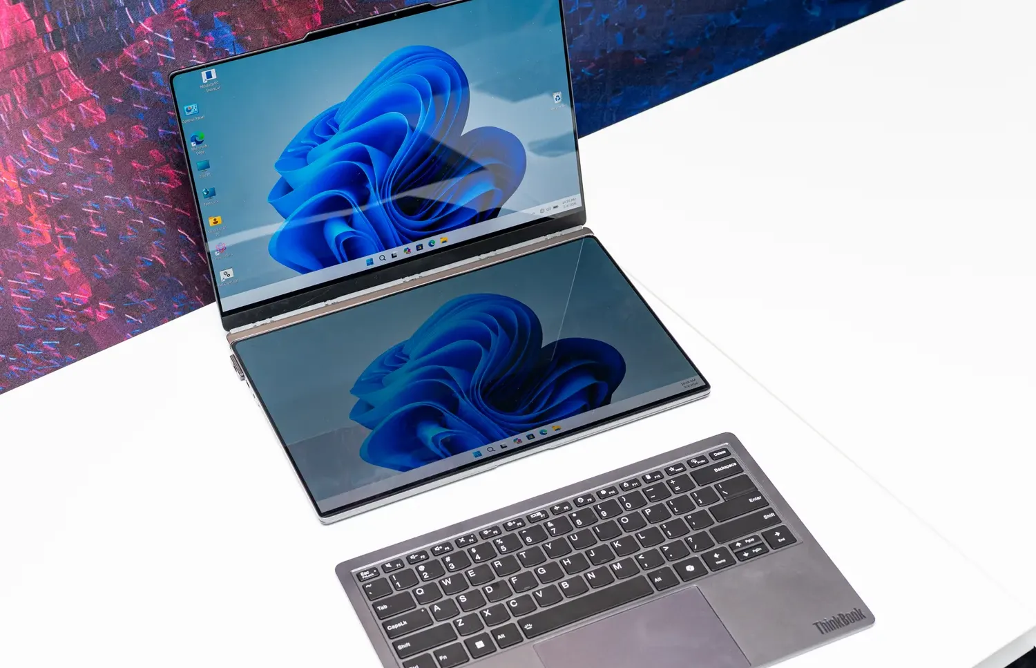 Yoga Book Pro 3D dengan dua layar OLED