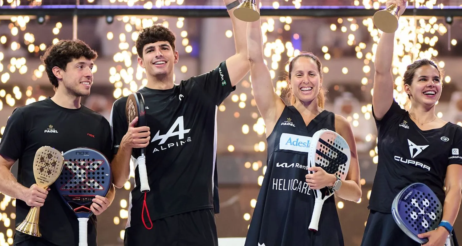 Pertandingan padel dengan skor deuce di papan skor