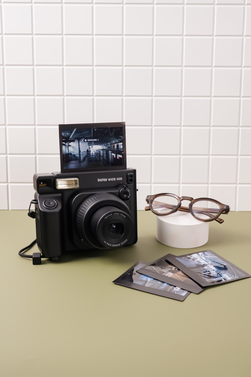 Content image for article: Fujifilm Rilis Warna Jet Black untuk Kamera Instax WIDE 400 di Indonesia
