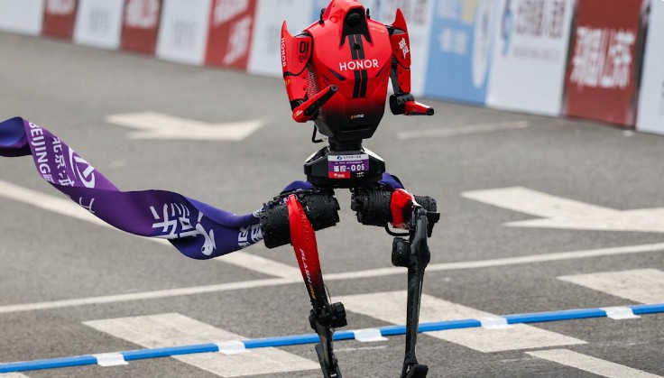 Robot Humanoid Berlomba Lari Half Marathon di Beijing