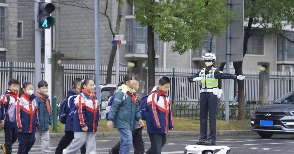 AiMOGA Pamer Robot Humanoid dan Anjing Robot di Beijing Auto Show 2026